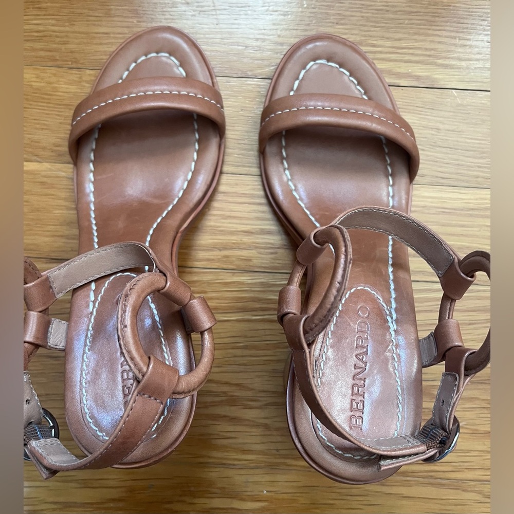 Bernardo Harlow Brown Leather Block Heel Sandals - Size 7 - Picture 4 of 10